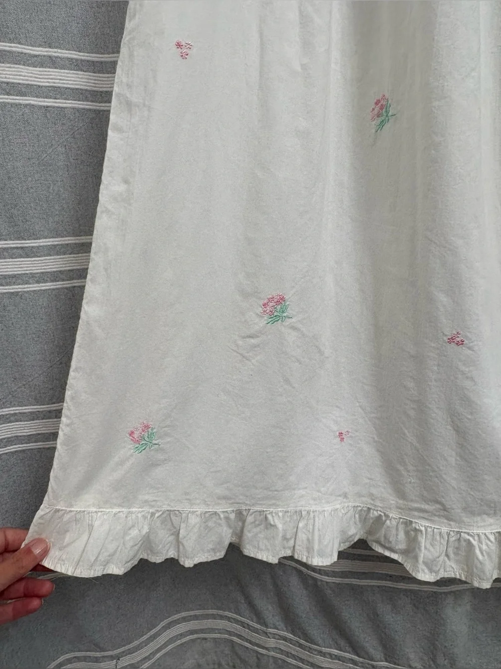 delicates  White Sleeveless Cotton Long Nightgown Size L Floral Embroidery